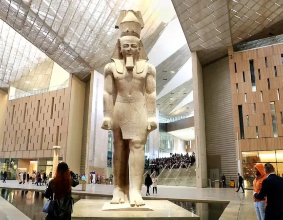 Hurghada nach Großes Ägyptisches Museum & Pyramiden - Privater tagesausflug